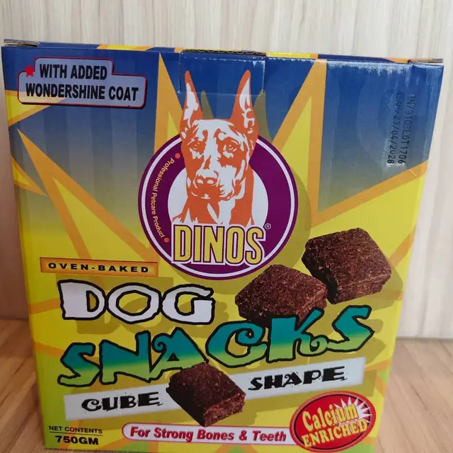 一盒 DINOS 狗狗零食