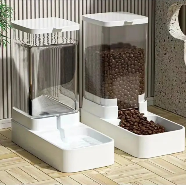 一对白色重力式宠物喂食器和饮水器，装着猫粮和清水